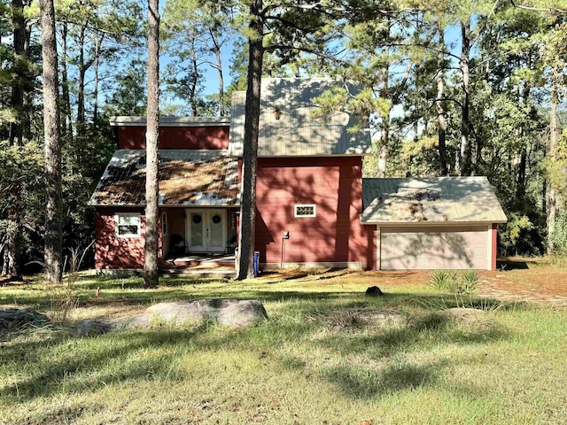 view of front facade featuring a front yard and a garage