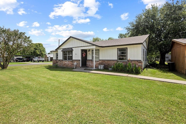 305 White Oak Trl, Bridge City, TX 77611 - view of front facade featuring brick siding and a front lawn