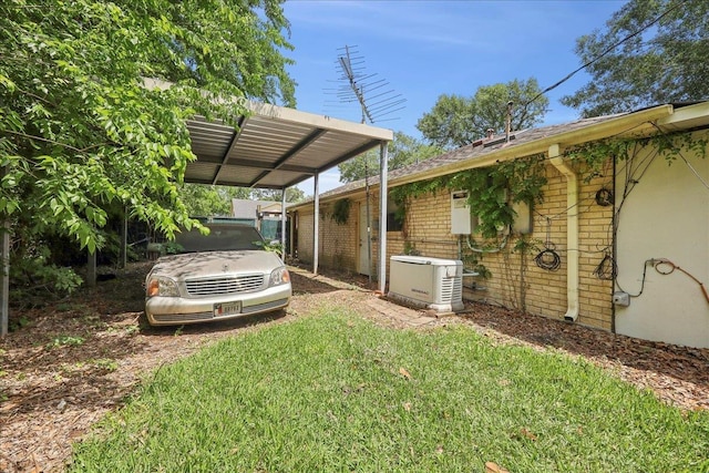 view of yard featuring a carport