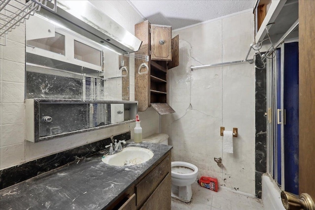 full bath featuring a textured ceiling, crown molding, walk in shower, toilet, and vanity
