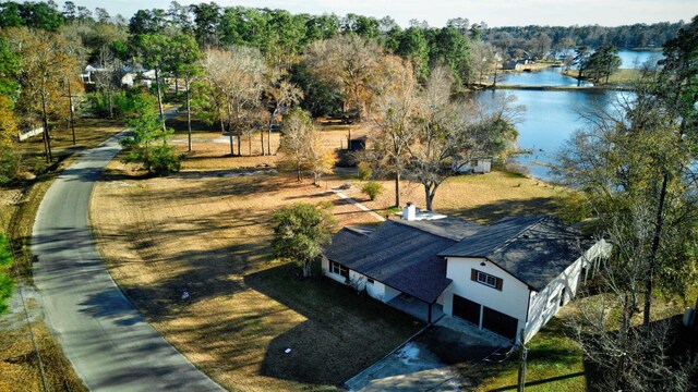 view of front of property featuring a wooden deck and a front lawn