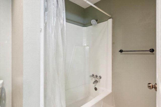 bathroom with shower / tub combo