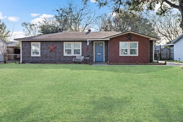 ranch-style home featuring a front lawn