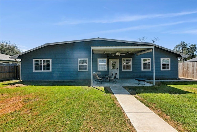 view of front of home featuring a front yard, a patio, and ceiling fan