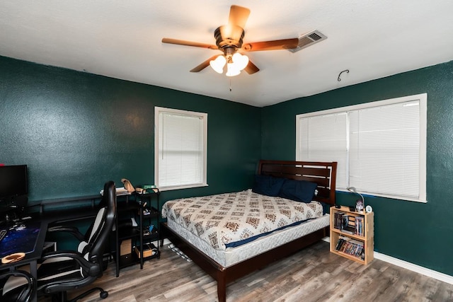 410 Creekwood St, Vidor, TX 77662 - bedroom featuring wood finished floors, a desk, a ceiling fan, a textured wall, and baseboards