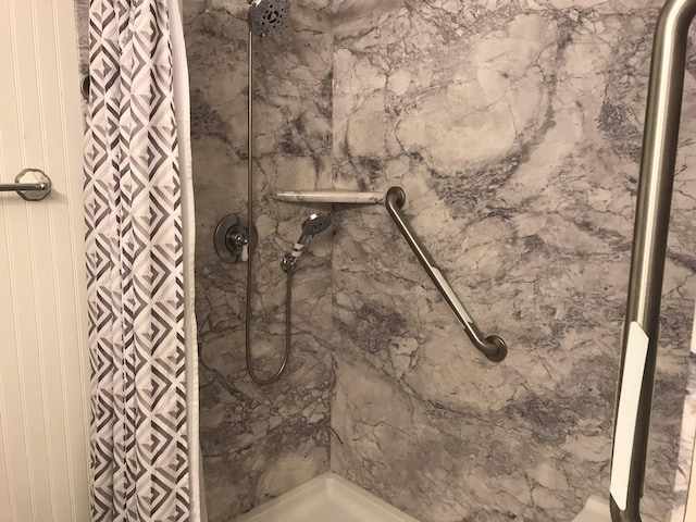 full bath featuring a shower with shower curtain