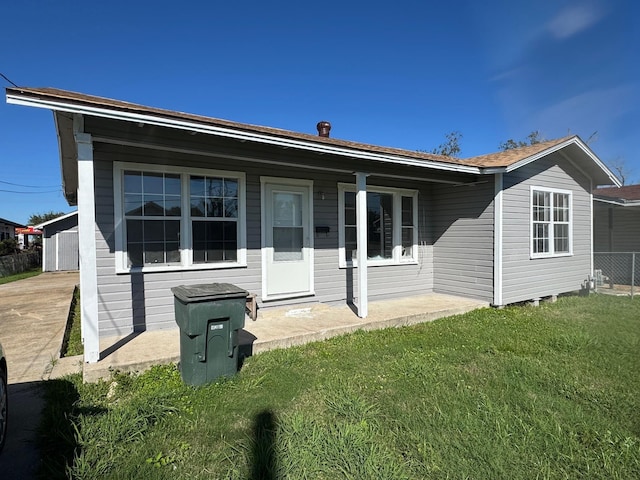 back of house featuring a lawn