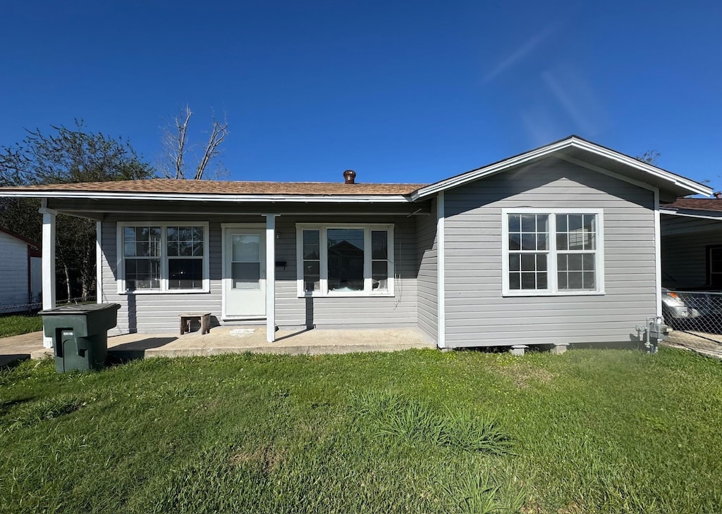 ranch-style home with a front lawn