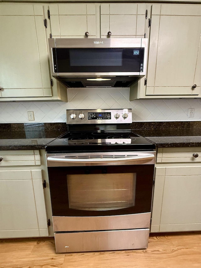 175 Princeton Pl, Vidor, TX 77662 - kitchen featuring appliances with stainless steel finishes, light wood-type flooring, and backsplash