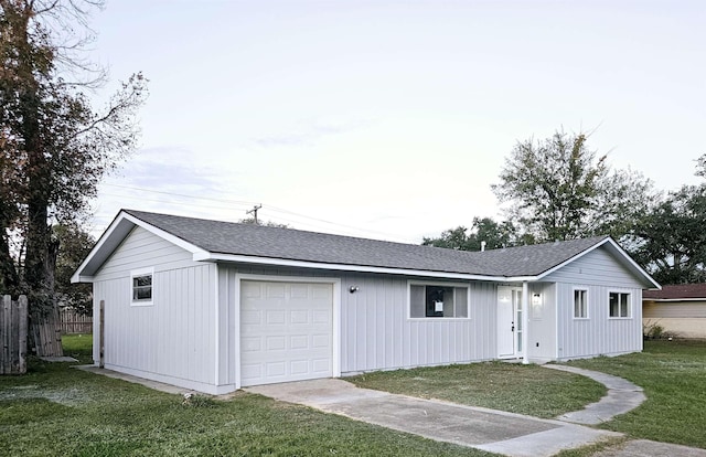 view of front of property featuring a front yard