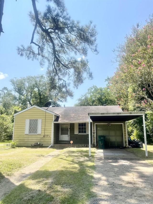 ranch-style home featuring a front lawn and a carport