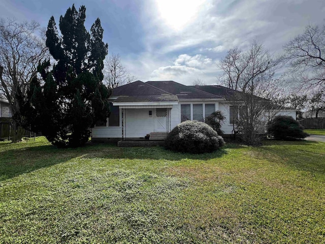 view of front of house featuring a front yard