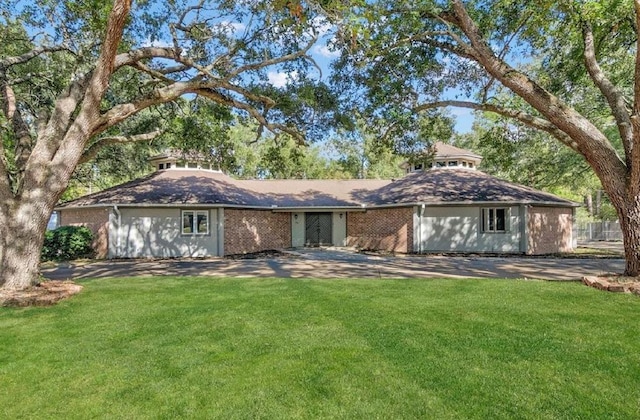 view of front of property featuring a front yard