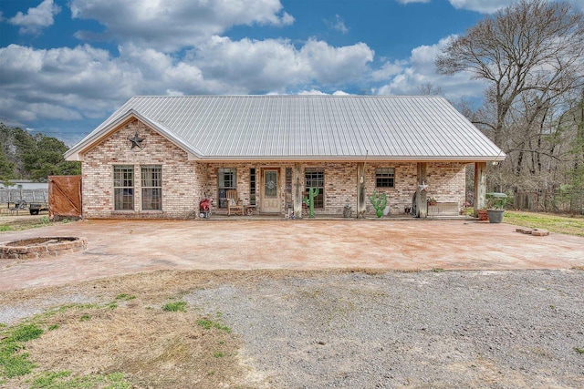 view of front facade featuring a porch and a fire pit