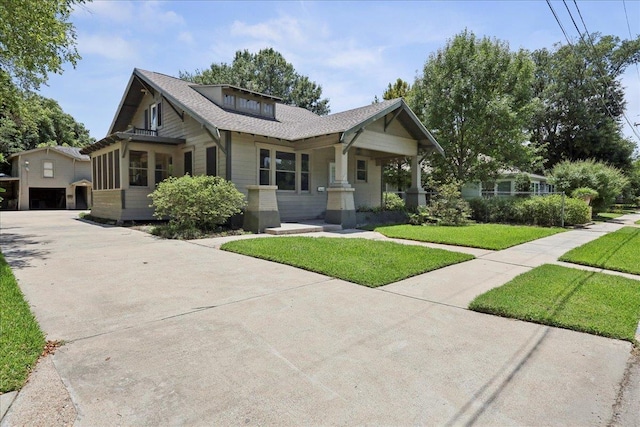 507 Orange Ave, Orange, TX 77630 - craftsman-style home with driveway, a front yard, and a garage
