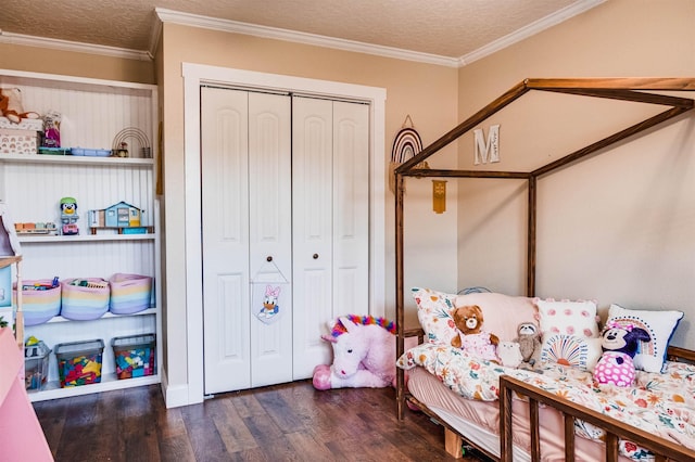 bedroom featuring crown molding, dark wood-type flooring, a textured ceiling, and a closet