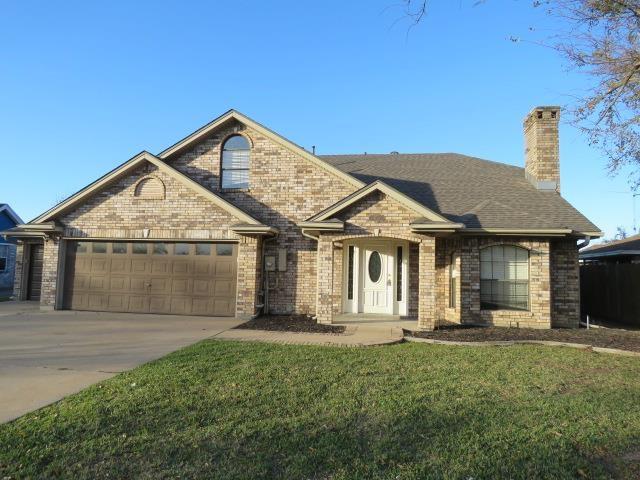 view of front facade with a garage and a front yard