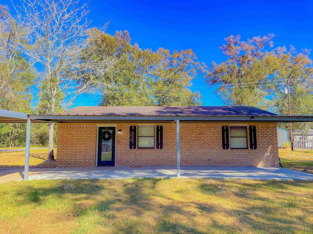 ranch-style house with a front yard