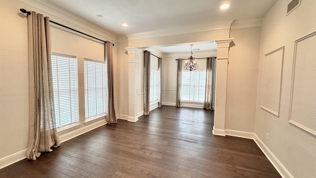 unfurnished room featuring dark wood-type flooring, visible vents, ornamental molding, and an inviting chandelier