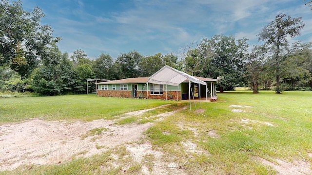 view of front of property with a front yard