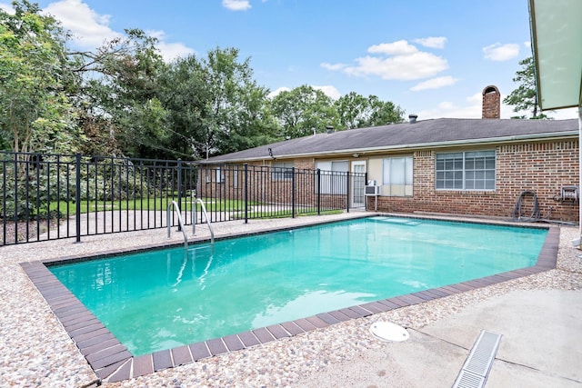 view of swimming pool