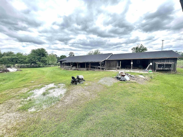 view of yard featuring an outbuilding