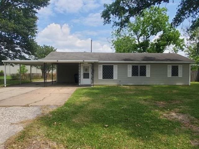 view of front of house featuring a carport and a front lawn