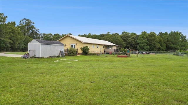 view of yard featuring an outdoor structure