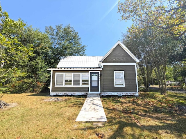 view of front facade featuring a front yard