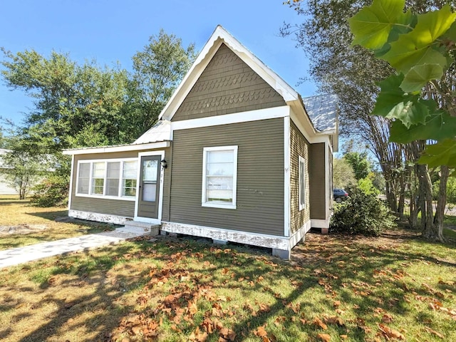 view of front of house with a front lawn