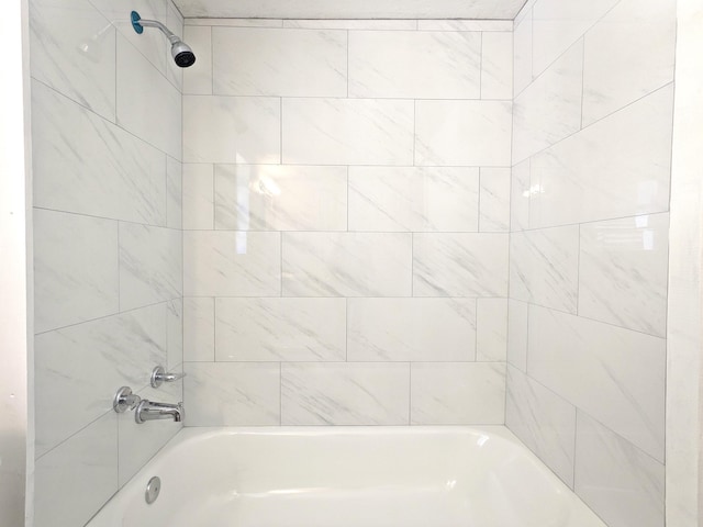 bathroom with tiled shower / bath