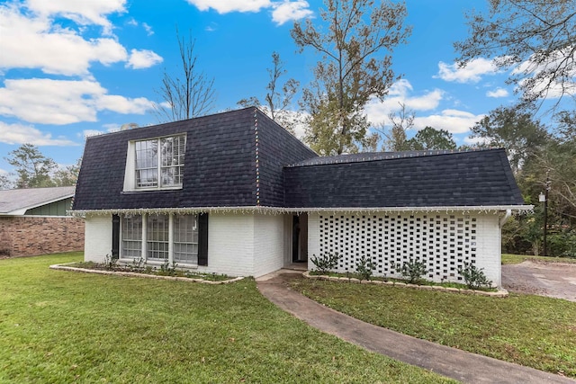 view of front of house featuring a front lawn