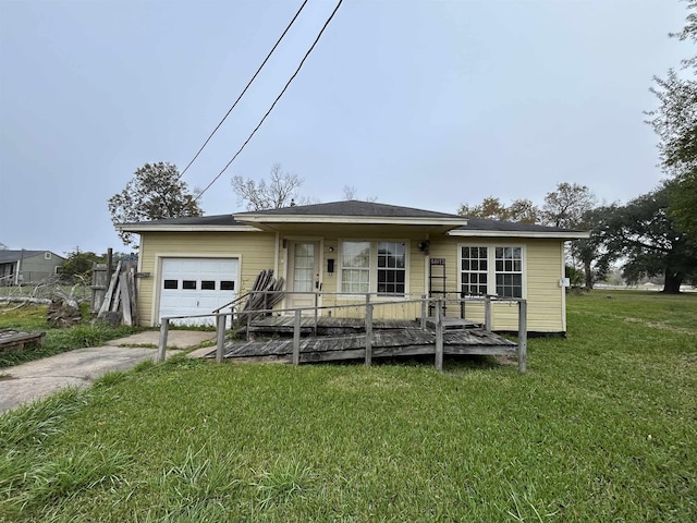 view of front of property featuring a front lawn and a garage