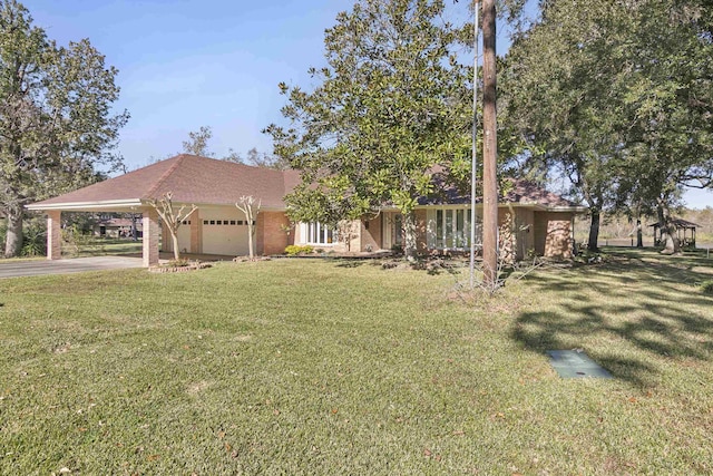 view of front of house featuring a carport, a garage, and a front yard