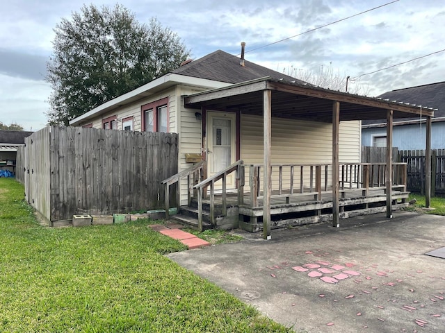 view of front of house with a front lawn and a porch