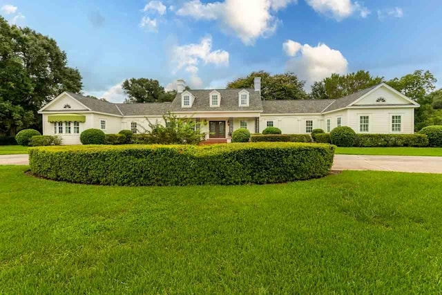 view of front facade with a front yard