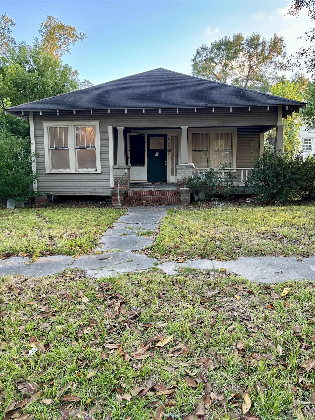 view of front facade featuring covered porch