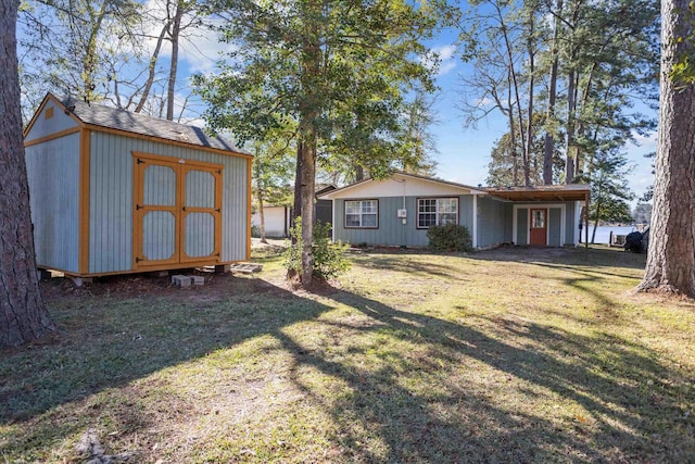 view of yard with a storage unit