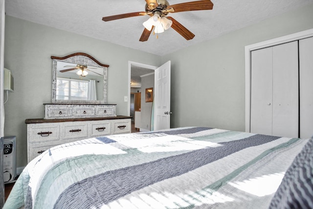 bedroom with ceiling fan, a textured ceiling, and a closet