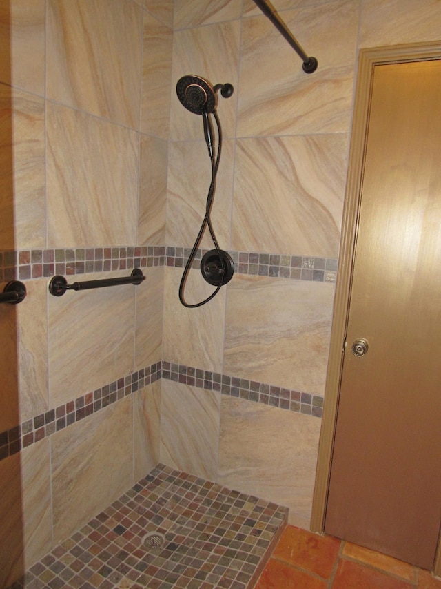 full bathroom featuring tiled shower