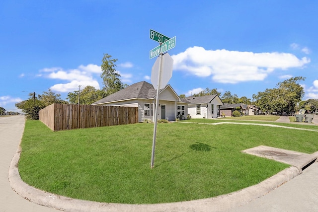 view of front facade with a front yard