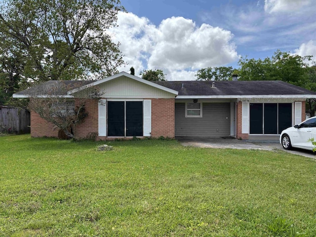 view of front of house featuring fence, a patio area, a front lawn, and brick siding