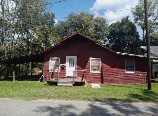 view of front of home with a carport and a front yard