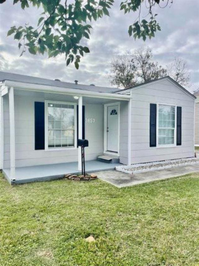 single story home with a front yard