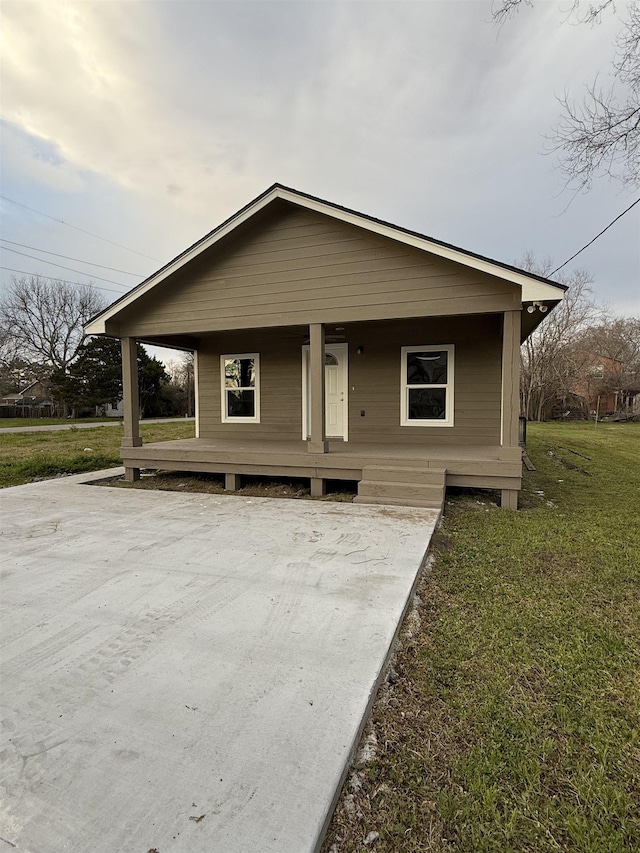 view of front of home featuring a front lawn