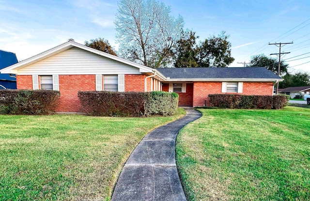 ranch-style house with a front yard