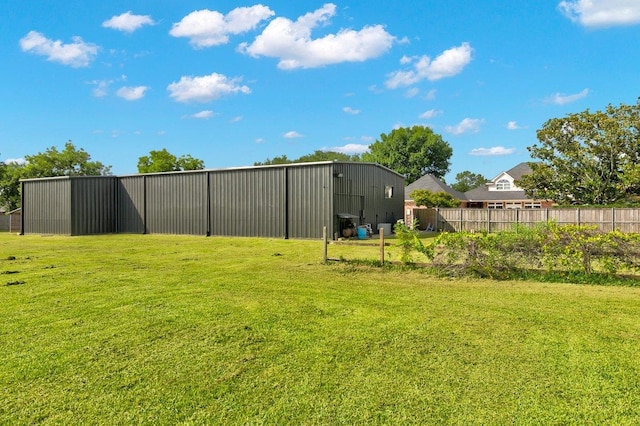 view of yard with an outdoor structure