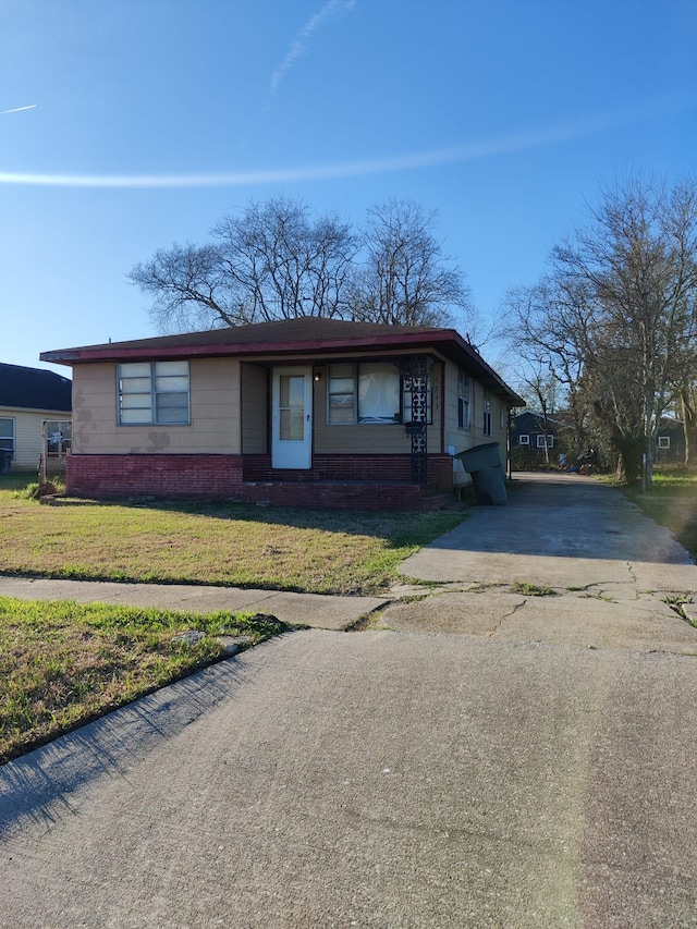 single story home featuring a front yard