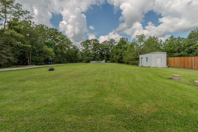 view of yard featuring a storage unit