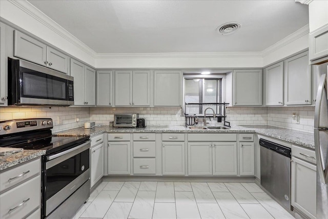 kitchen featuring a sink, visible vents, appliances with stainless steel finishes, and gray cabinets